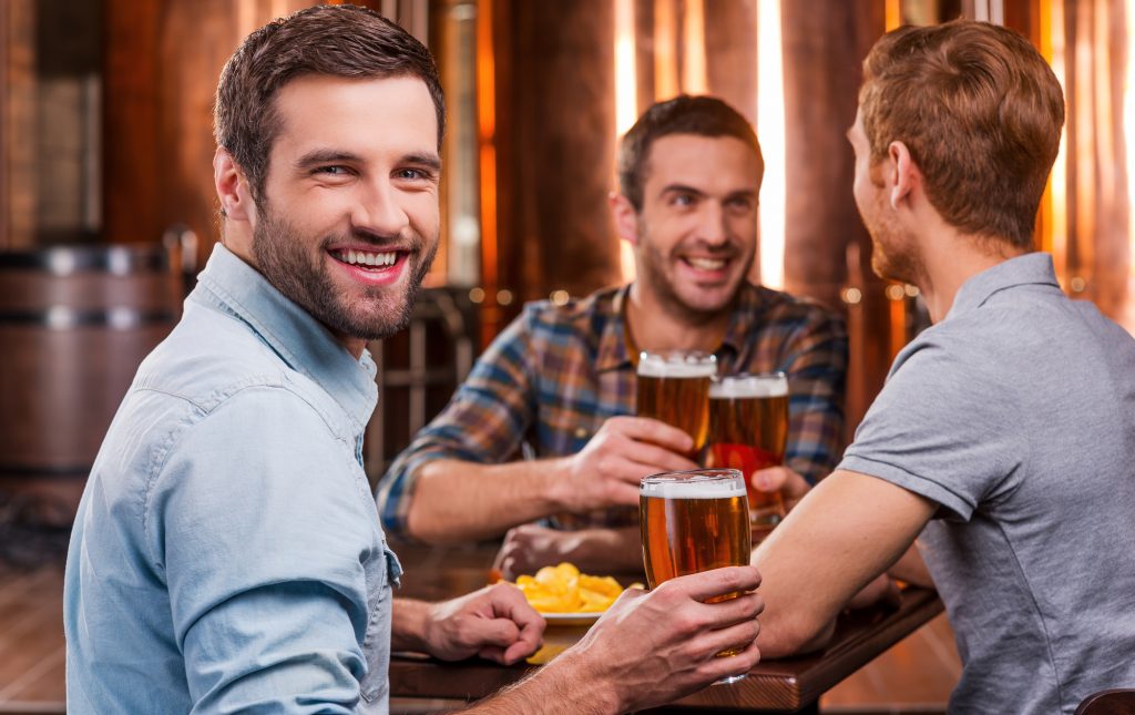 Was sind die besten Orte, um Männer kennen zu lernen? Kneipen, Bars, Pubs?