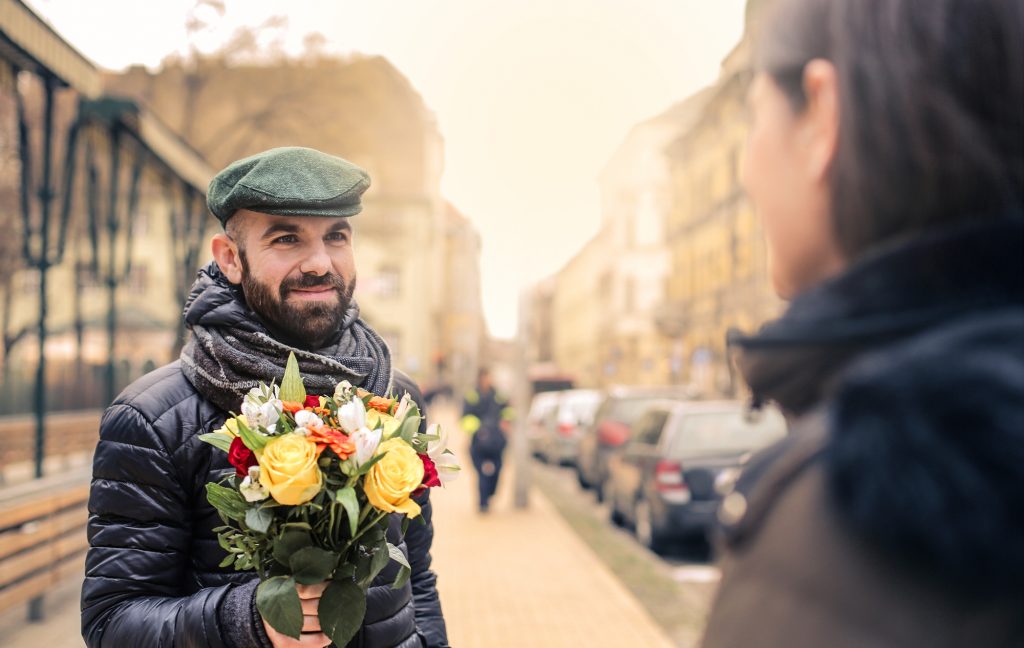 Wie kann ein Mann um eine Frau werben? Ihr einen Blumenstrauß schenken?